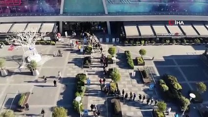 Kısıtlamaya saatler kalan AVM önünde metrelerce kuyruk oluştu