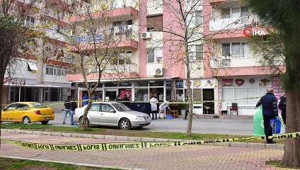 Babasını sokak ortasında sopayla öldürdü