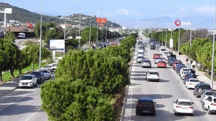 Tatilciler kısıtlama öncesi Çeşme'ye akın etti