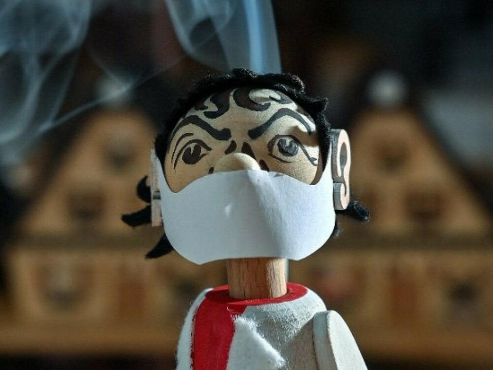 Drosten als räuchermännchen: holzfigur wird verkaufshit