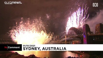 Ano Novo com grandioso fogo de artifício na baía de Sydney