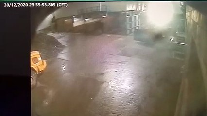 Un hombre destroza medio centenar de furgonetas, otros vehículos, vallas y más material de la planta de Mercedes-Benz de Vitoria con una excavadora