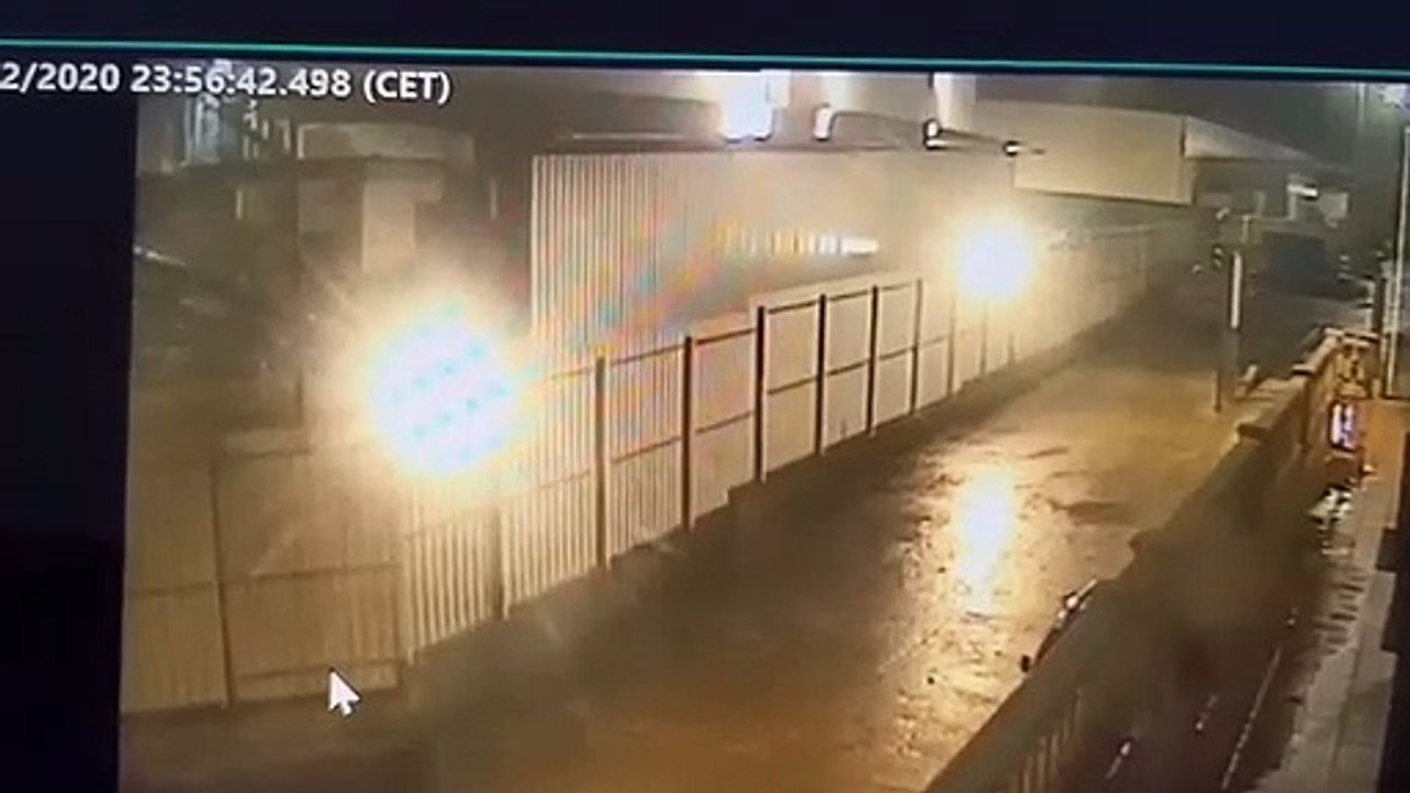 Un hombre destroza medio centenar de furgonetas, otros vehículos, vallas y más material de la planta de Mercedes-Benz de Vitoria con una excavadora