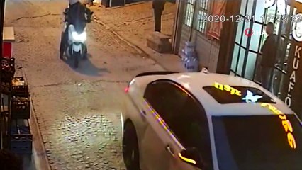 Fatih’te bıçaklı kavga: Dehşet anları kamerada