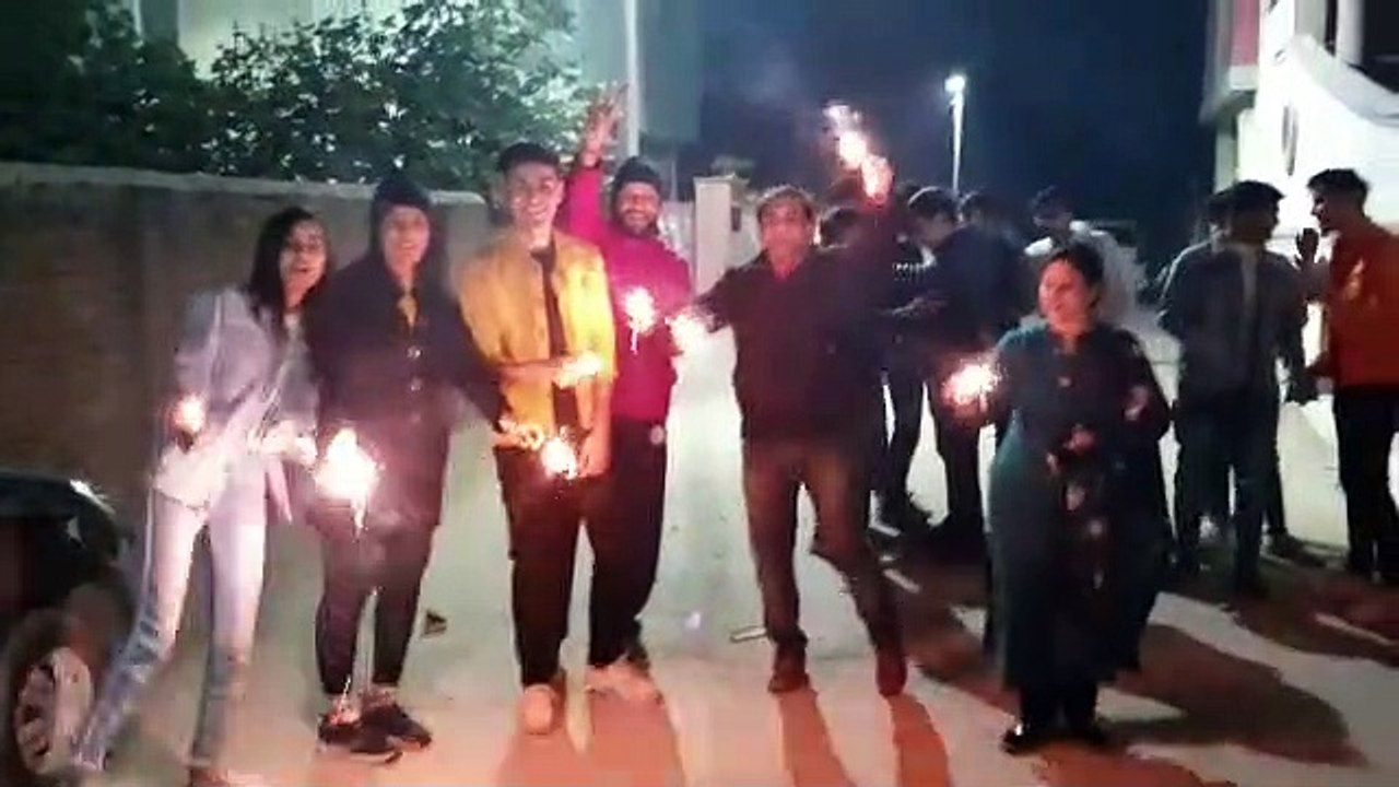 जश्न पर सरकार की सख्ती,सडक़ें  रहीं सूनी, घरों में परिवार साथ किया नए साल का स्वागत