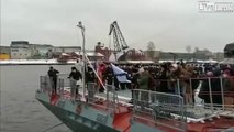 Un caméraman fait un pas de trop et chute du bateau