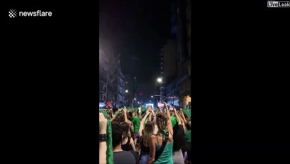 Réaction de la foule au moment ou l'Argentine rend légal l'avortement