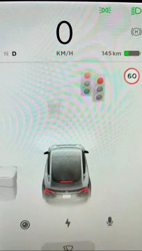 Sa voiture Tesla confond un panneau COOP et un feu tricolore