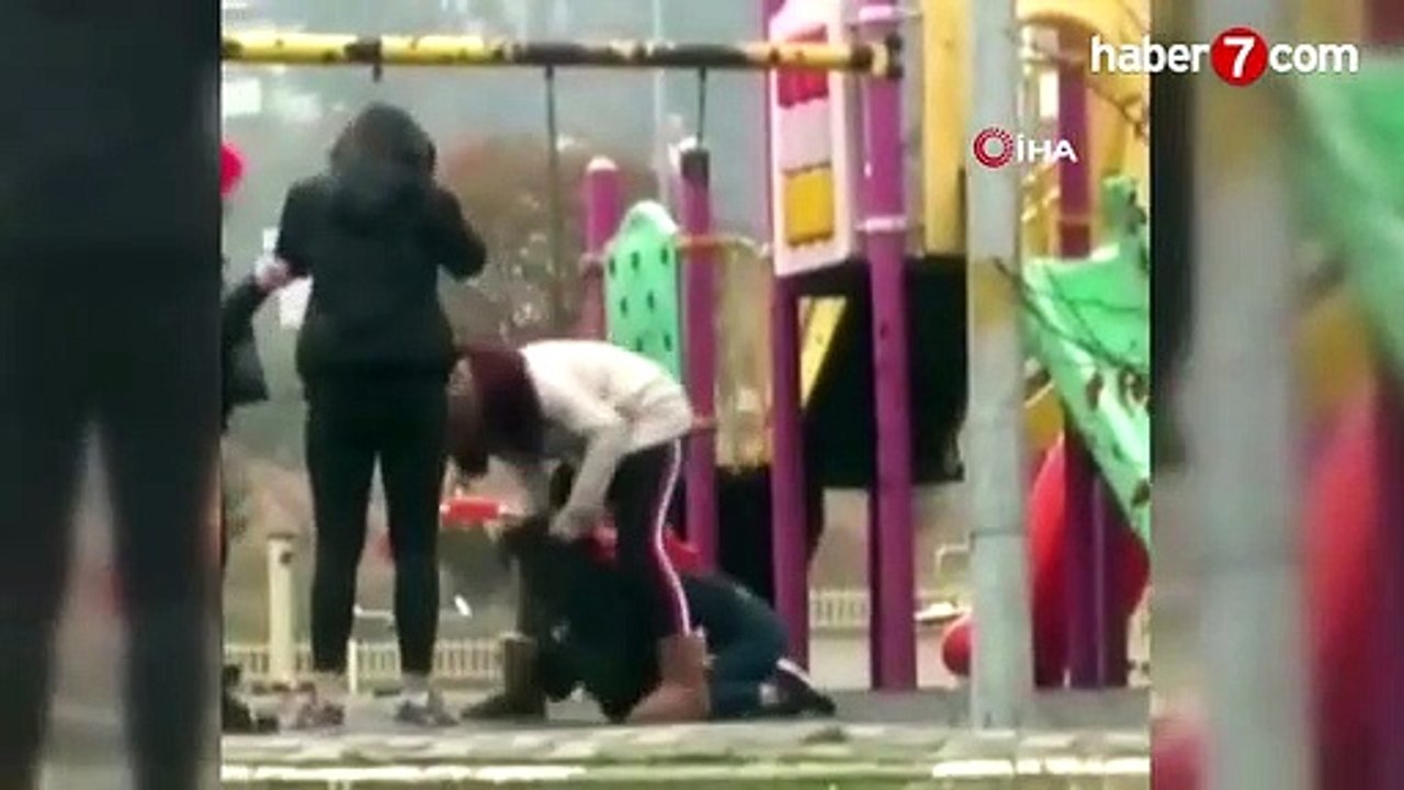 Haber Videosu - Parkta genç kıza dehşeti yaşattı! Arkadaşları gülerek izledi