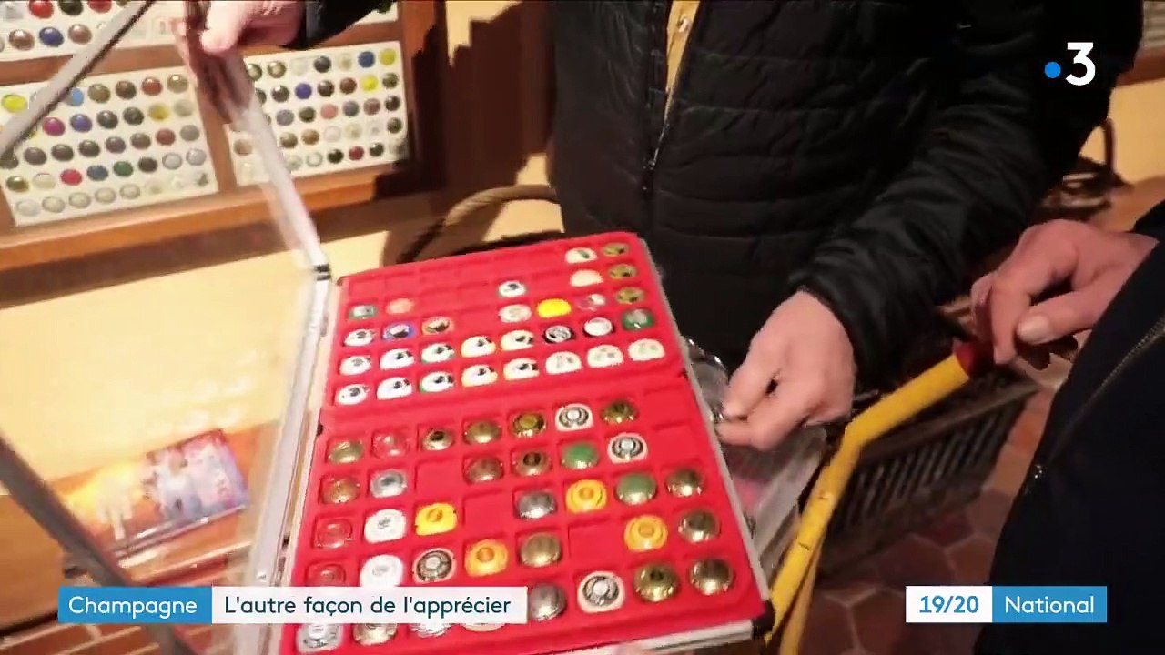 Marne : à la rencontre des placomusophiles, les collectionneurs de capsules de champagne