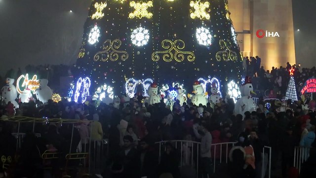 - Kırgızistan'da yeni yıl havai fişeklerle karşılandı- Başkent Bişkek'te halk meydanları doldurdu