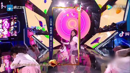 STAR48 - Ju JingYi peforms "恋爱告急" at ZhejiangTV New Year's Eve gala 20201231