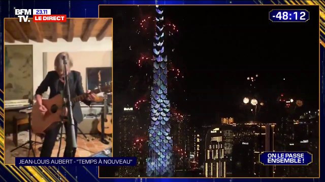 Toujours avec sa guitare, Jean-Louis Aubert interprète Temps à nouveau