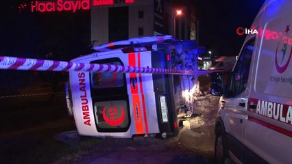 Beylikdüzü’nde ambulans kontrolden çıkarak devrildi: 2 yaralı