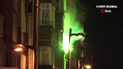 Camlara çıkıp tencere ve kaşıkları birbirine vurarak yılbaşına girdiler