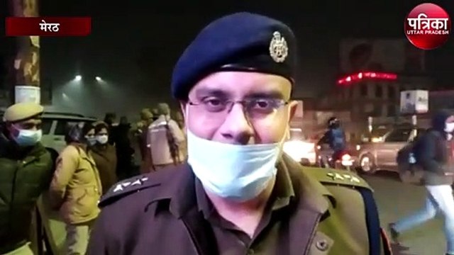 कार को बनाया मयखाना, टकरा रहे थे जाम, पहुंची पुलिस तो थाने में मना जश्न