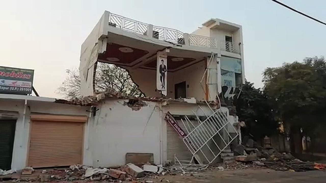 माफिया अतीक अहमद के करीबी भूमाफिया मुजीब अहमद का घर ढहाया गया