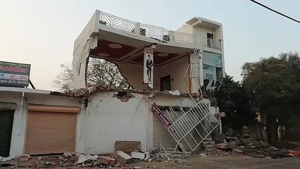 माफिया अतीक अहमद के करीबी भूमाफिया मुजीब अहमद का घर ढहाया गया