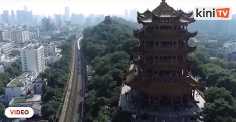 Скачать видео: Wuhan residents looking forward to year 2021