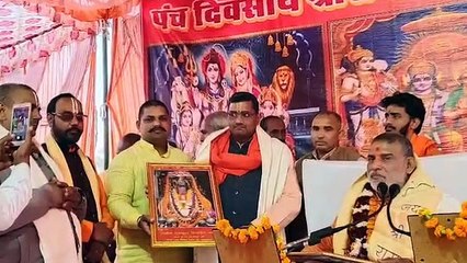 विपनेश पांडे ने महंत के चरणों में बैठ लिया आशीर्वाद