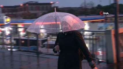 İstanbullular yeni yılın ilk gününe yağmurla uyandı
