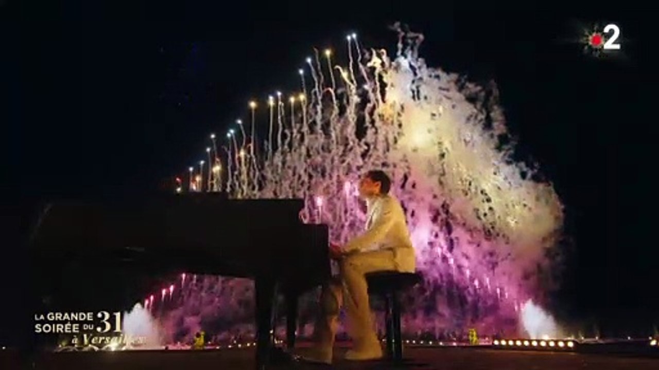 Regardez le passage à l'an 2021 hier soir sur France 2 depuis le Château de Versailles avec un feu d'artifices tiré depuis le parc -