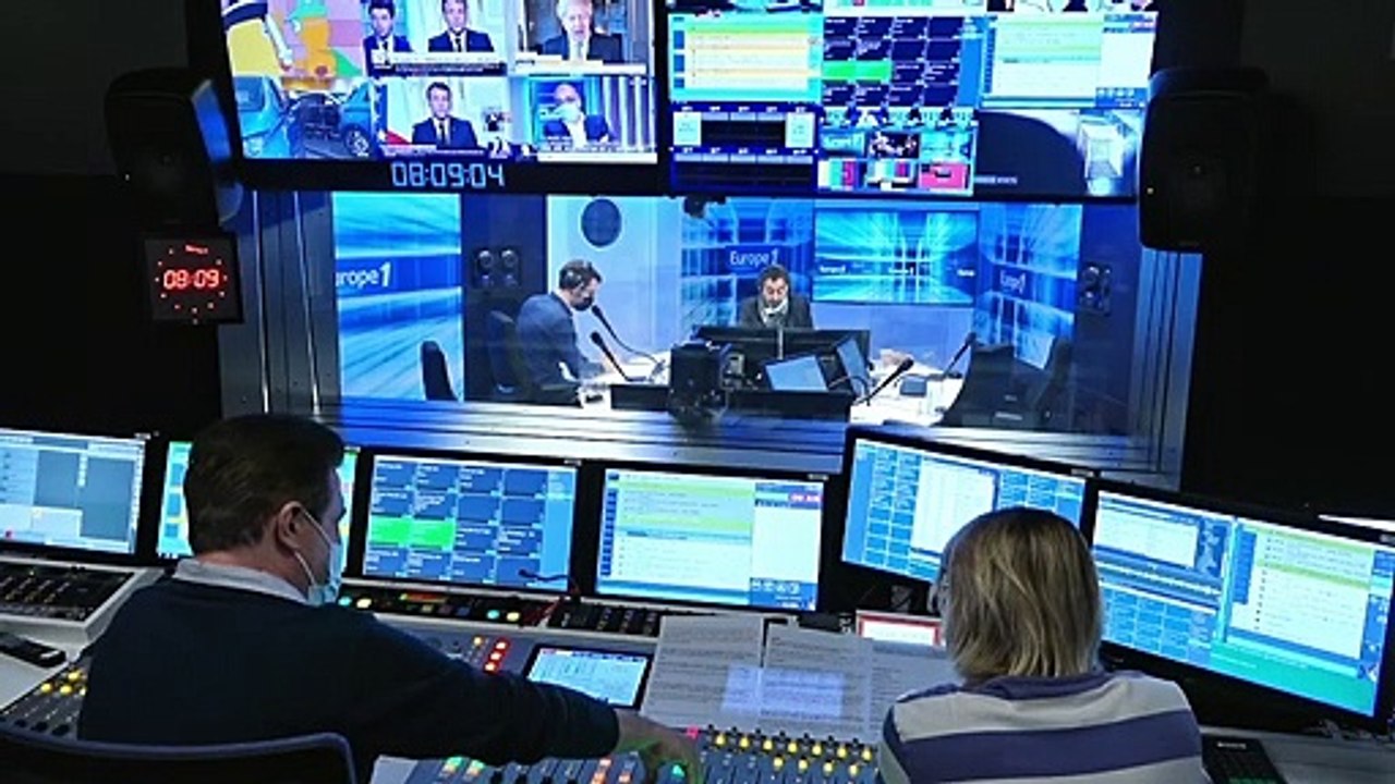 Emmanuel Macron remonte les bretelles à ses ministres pour accélérer la vaccination