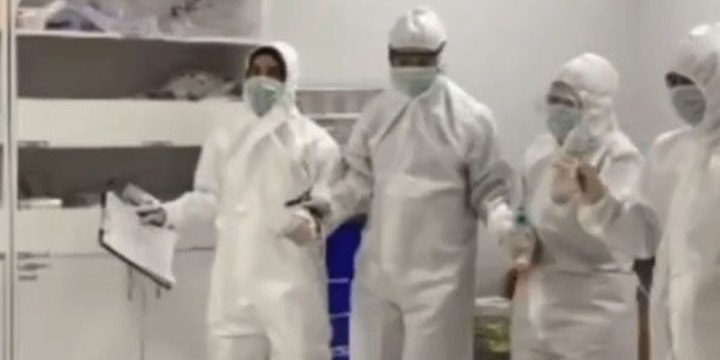 Corona savaşçıları, halay çekerek yeni yıla girdi