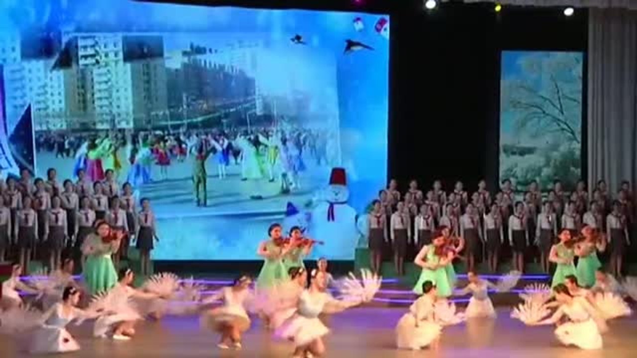 Los niños de Corea del Norte despiden el año con una multitudinaria actuación