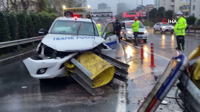 Mecidiyeköy Mevkiinde Kontrolden Çıkan Polis Aracı Bariyerlere Saplandı