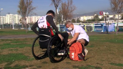 Hayat bağı...Bedensel engelli Okan ve Milli Triatlet Mert Onaran, birbirlerine bağladıkları ip yardımıyla maraton koşularına katılıyor