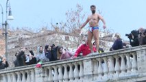 À Rome, certains habitants ont sauté dans le Tibre pour célébrer la nouvelle année