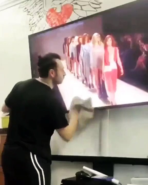 Il s'amuse à faire tomber des mannequins devant sa télé