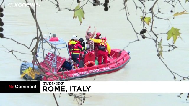 Rome daredevils throw themselves into River Tiber to welcome new year