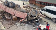 Kontrolden çıkan kamyonun devrildiği feci kaza anbean görüntülendi