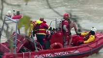 ايطاليون يغوصون في نهر التيبر في روما في تقليد سنوي