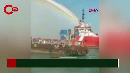 Patlamada, denizin ortasını alevler kapladı