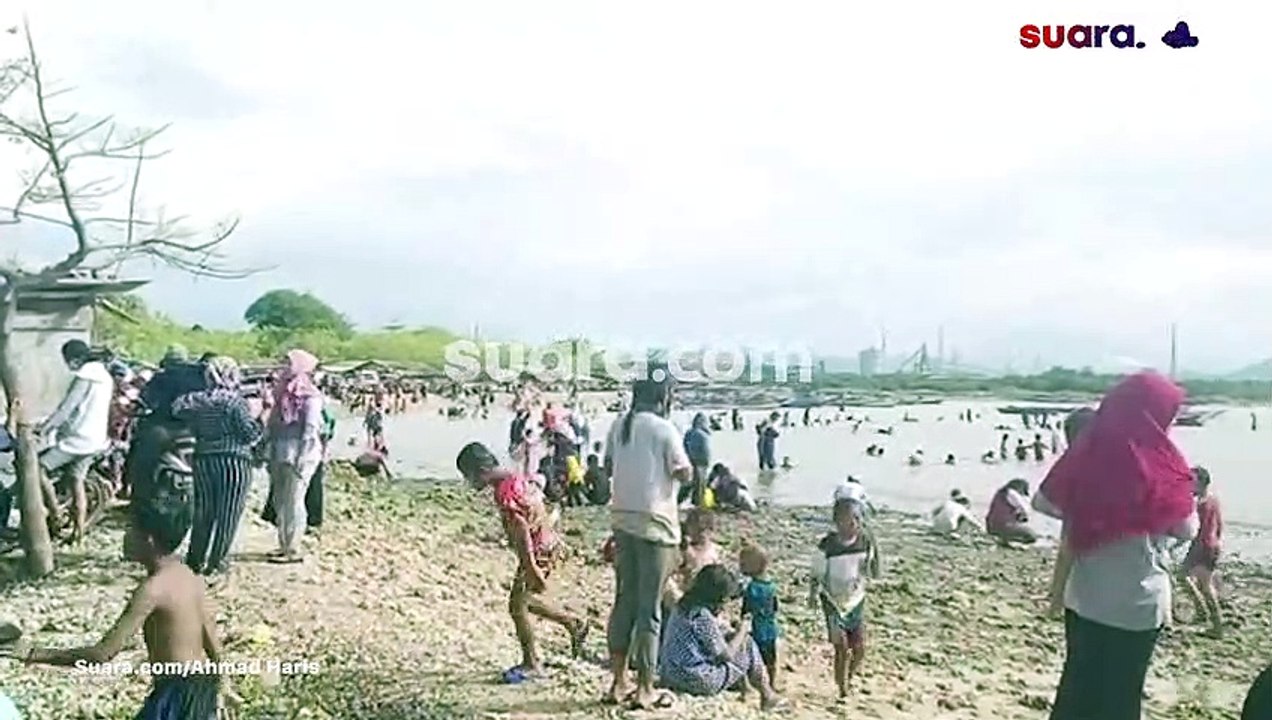 Libur Tahun Baru, Warga Cilegon Piknik Piknik di Pantai Gratisan Sambil Santap Rabeg