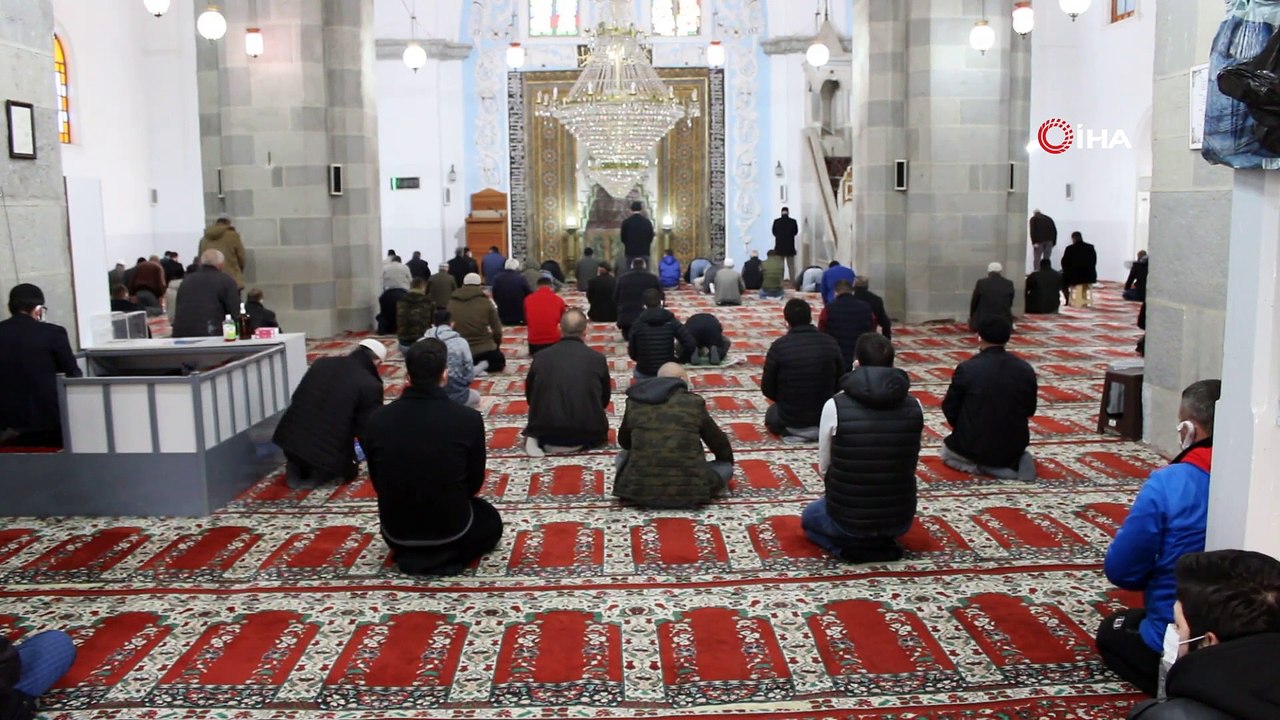 622 yıllık tarihi Bergama Ulu Camii'nde yeni yılın ilk cuma namazı