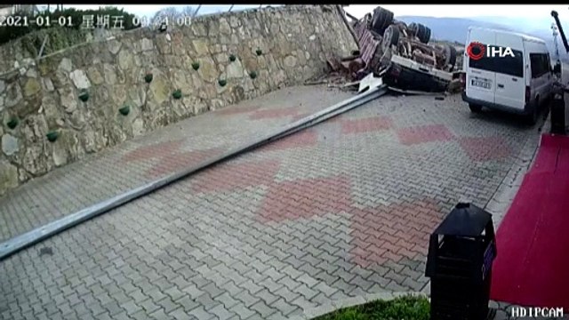 Kontrolden çıkıp bu hale gelen kamyonun kaza anı kameralara böyle yansıdı