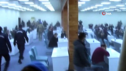 Kepçeyle duvarı yıkılarak girilen binada 89 kişi kumar oynarken yakalandı