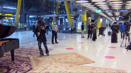 Ara Malikian lleva su música a Barajas para dar la bienvenida al 2021