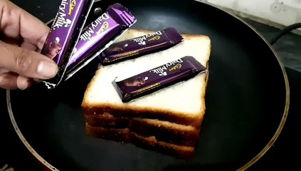 Descargar video: जब मीठा खाने का मन हो तो 5 मिनट में बनाएं बहुत ही टेस्टी रेसिपी I Bread Chocolate Sandwich I chocolate Sandwich By Safina kitchen