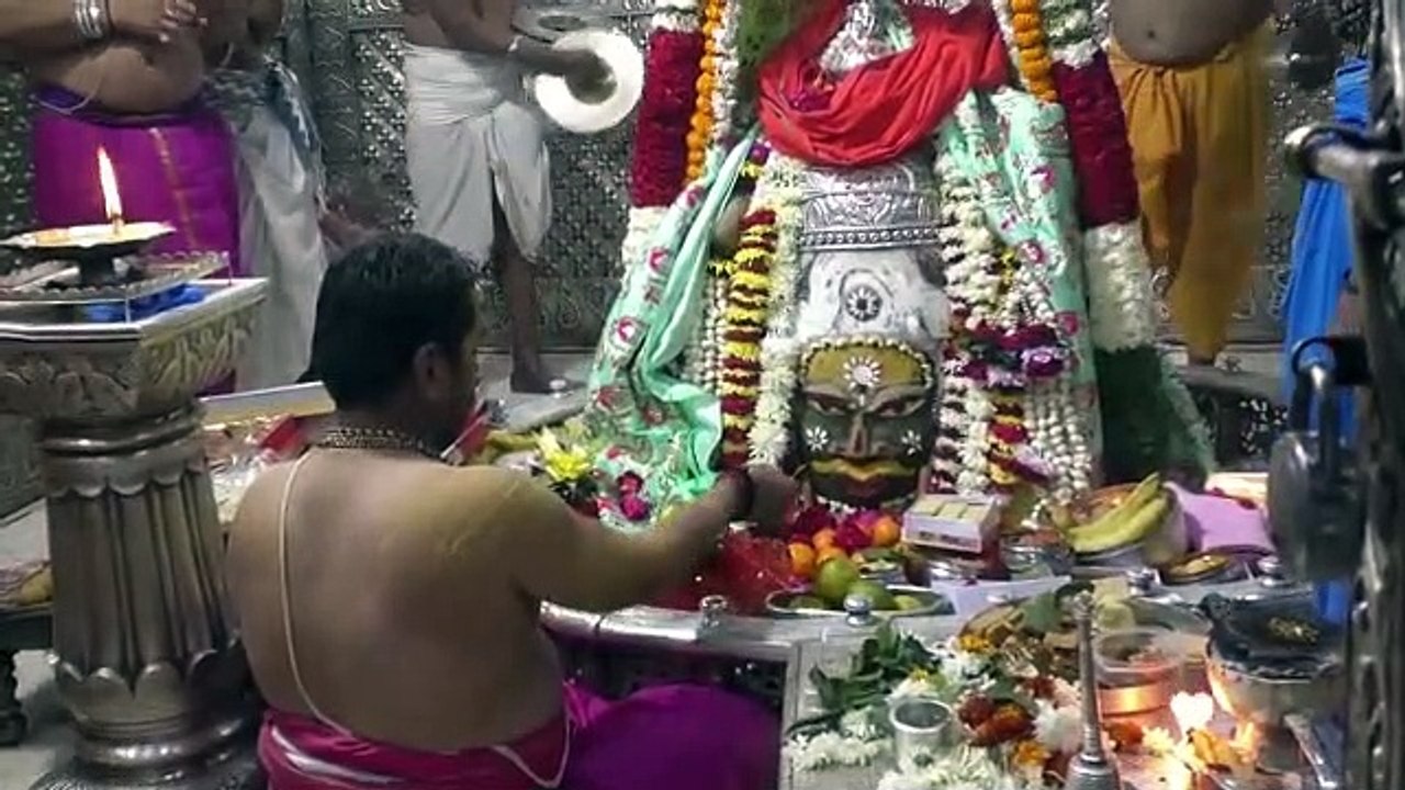 उज्जैन: नए साल का आगाज, महाकाल मंदिर में उमड़ी भक्तों की भीड़