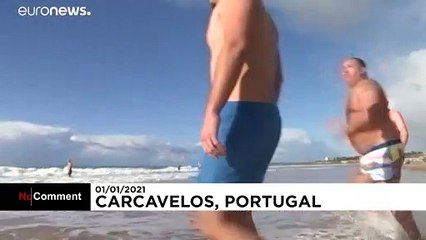Corajosos mergulham nas águas geladas de Carcavelos