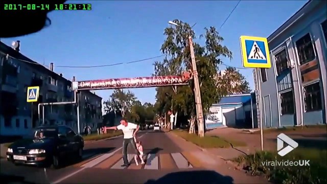 Ce papa sauve sa fille de justesse au passage piéton