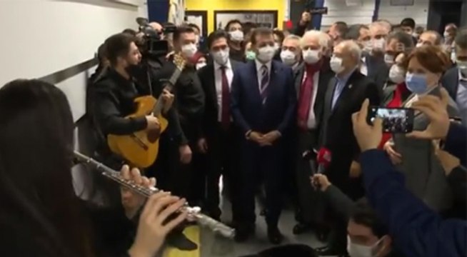 Bir şarkısın sen ömür boyu sürecek