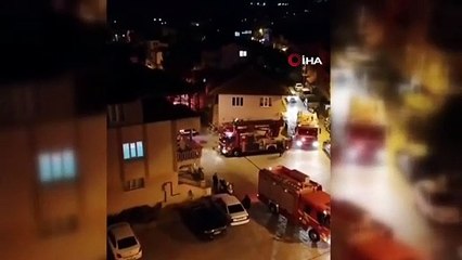 3 katlı binanın çatısı alevlere teslim oldu
