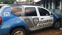 Após bater carro em barranco, motorista é preso pela Guarda Municipal por embriaguez