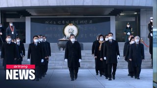 President Moon visits Seoul National Cemetery; vows to restore people's daily lives